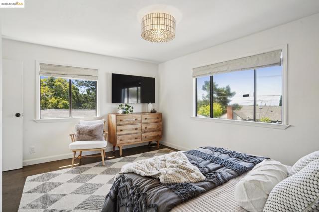 3360 Arizona St, Oakland CA: https://media.crmls.org/mediaz/59a6ba76-b8c4-4b22-8e86-5b0fedc6b1a5.jpg