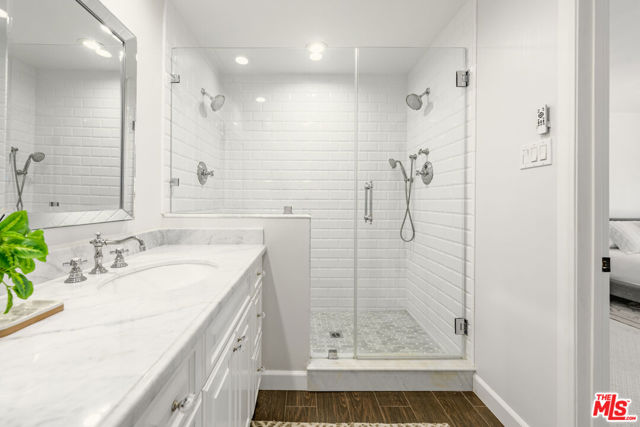 3856 Hayvenhurst Avenue, Encino CA: https://media.crmls.org/mediaz/59a8acc4-cb0c-416d-89c0-c8ebd13f01a0.jpg