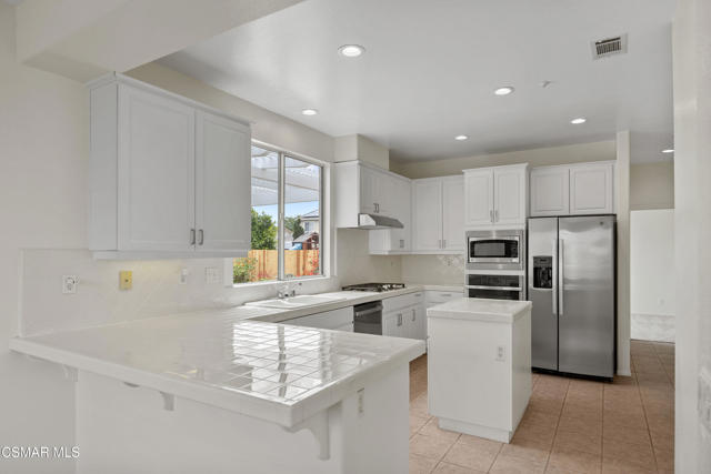 1532 Lorena Drive, Oxnard CA: https://media.crmls.org/mediaz/59a8e6b3-fffa-4e83-afe8-7fd17368b8b9.jpg