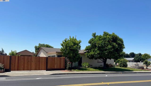 2702 Chinook Ct, Union City CA: https://media.crmls.org/mediaz/59a96a26-343b-4b57-bf4a-ac6abbe24ba8.jpg