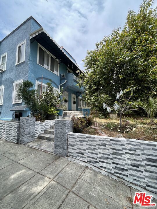 737 N HARVARD Boulevard, Los Angeles CA: https://media.crmls.org/mediaz/59a9b3de-1270-45bf-b2e7-0b53fe42adc4.jpg