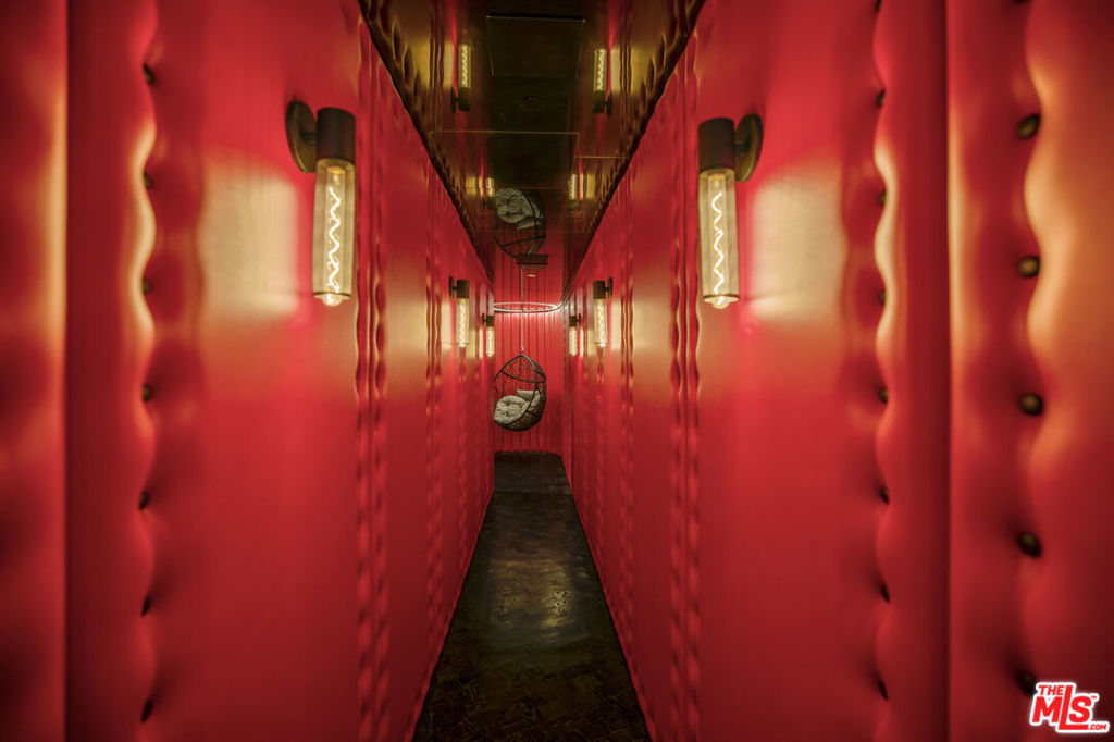 https://media.crmls.org/mediaz/59aa038e-4d06-4137-8769-f672657d2870.jpg?preset=X-Large