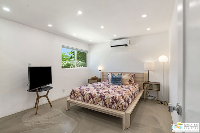 1405 E Tachevah Drive, Palm Springs CA: https://media.crmls.org/mediaz/59aa1228-b9f6-48e9-910a-000e98e65d09.jpg