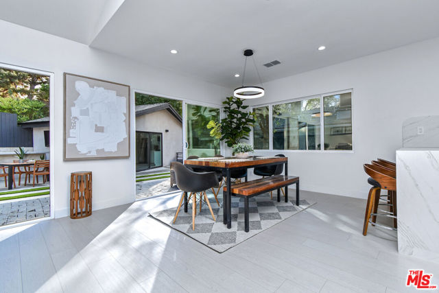 4512 Libbit Avenue, Encino CA: https://media.crmls.org/mediaz/59aac3a8-2727-4851-930a-8694922cad08.jpg