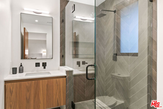 11428 Dona Lola Drive, Studio City CA: https://media.crmls.org/mediaz/59ab4616-2a33-4673-86fe-3720e09c9318.jpg