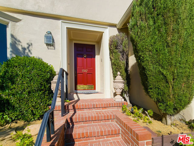 8967 St Ives Drive, Los Angeles CA: https://media.crmls.org/mediaz/59ac1327-a5b6-42c9-8217-115478626f9a.jpg