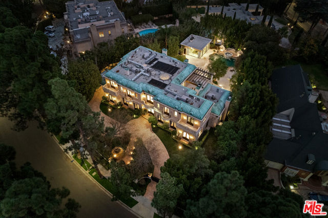 1021 N Crescent Drive, Beverly Hills CA: https://media.crmls.org/mediaz/59ac3114-744e-4b7e-933b-de81a05d7172.jpg