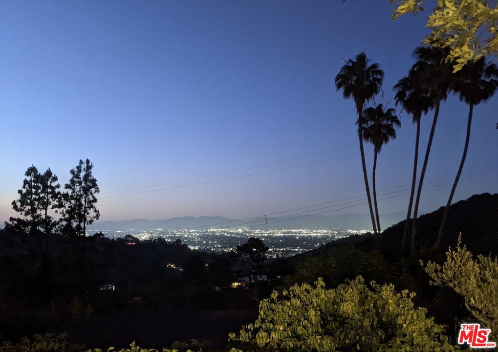 https://media.crmls.org/mediaz/59ac52ab-6f11-4e21-b0fc-63818d36e621.jpg?preset=X-Large