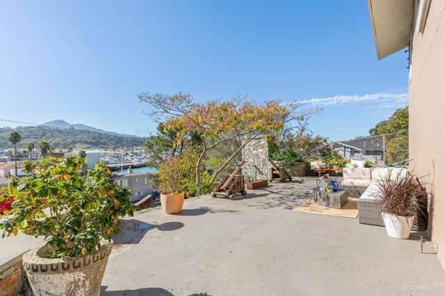 28 Marina Court Dr, San Rafael CA: https://media.crmls.org/mediaz/59ac8302-7323-4221-b2d4-734edca6d950.jpg