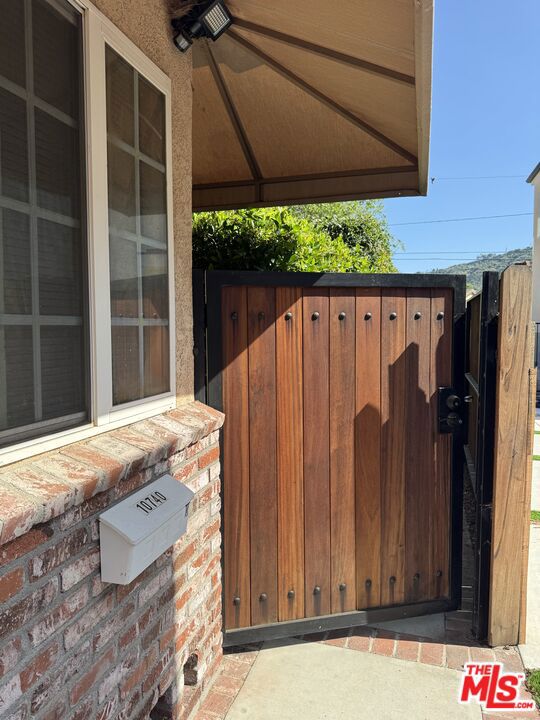 10740 Aqua Vista Street, Studio City CA: https://media.crmls.org/mediaz/59aef8c0-3f35-457c-9042-f7d28b83870e.jpg