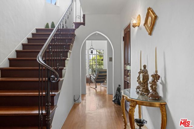3806 Carnavon Way, Los Angeles CA: https://media.crmls.org/mediaz/59af6c3b-4836-4d1f-8746-3bdabf69b360.jpg
