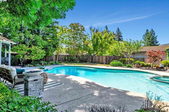 216 Salamanca Ct, San Ramon CA: https://media.crmls.org/mediaz/59afc499-c640-4285-a903-49ed7631a5ab.jpg