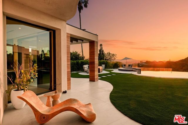 455 Castle Place, Beverly Hills CA: https://media.crmls.org/mediaz/59b0ec9d-da39-43a9-aa07-9db2e1099b55.jpg