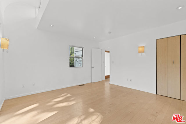 2153 Linnington Avenue, Los Angeles CA: https://media.crmls.org/mediaz/59b10dea-edbb-463e-950f-d55e691c5bb7.jpg