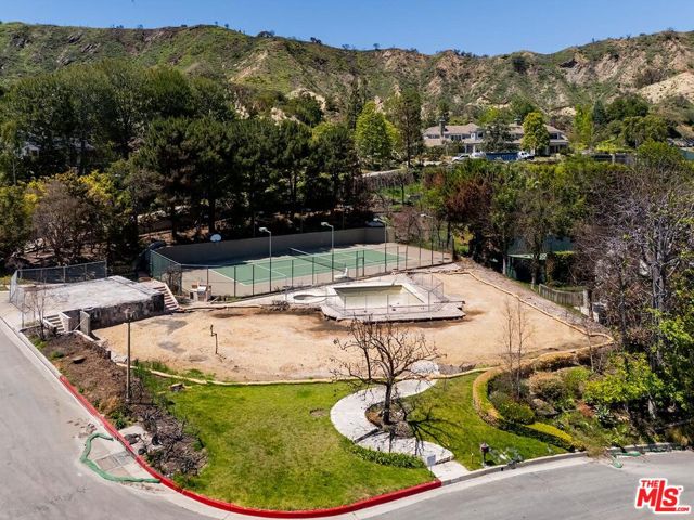 17706 Camino De Yatasto, Pacific Palisades CA: https://media.crmls.org/mediaz/59b13fe3-7f5f-4644-a5fd-58133268ecf4.jpg