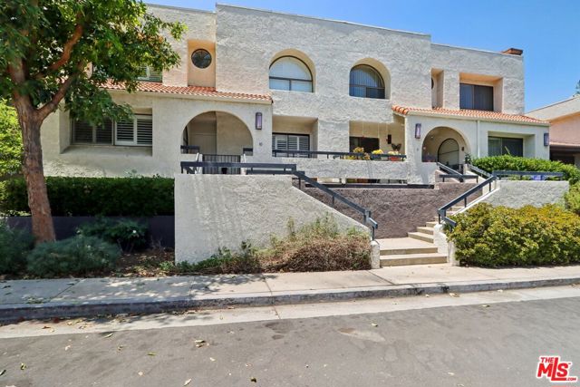 21620 Burbank Boulevard, Woodland Hills CA: https://media.crmls.org/mediaz/59b1a018-9cd8-4612-a1dc-84a3d3bbbc3d.jpg