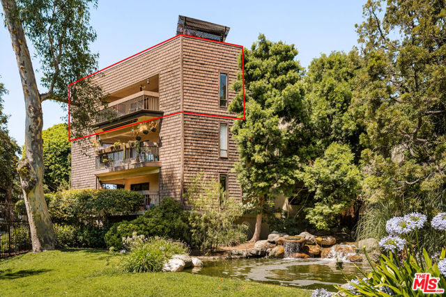 950 N Kings Road, West Hollywood CA: https://media.crmls.org/mediaz/59b2001b-a4c7-4da8-a19d-53a7b4c9e4d2.jpg
