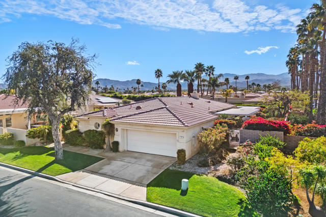 2 Vistara Drive, Rancho Mirage CA: https://media.crmls.org/mediaz/59b345d7-db36-4427-b6ce-4272118cdedd.jpg