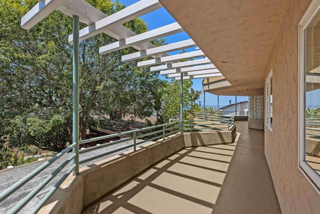 405 W Nutmeg St, San Diego CA: https://media.crmls.org/mediaz/59b525a5-6967-4eb5-871a-178d84063f61.jpg