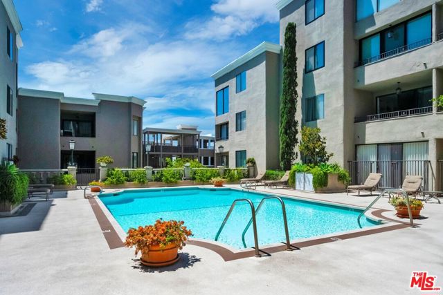 8455 Fountain Avenue, West Hollywood CA: https://media.crmls.org/mediaz/59b664f0-99fc-4a40-b9e0-d48422df212d.jpg