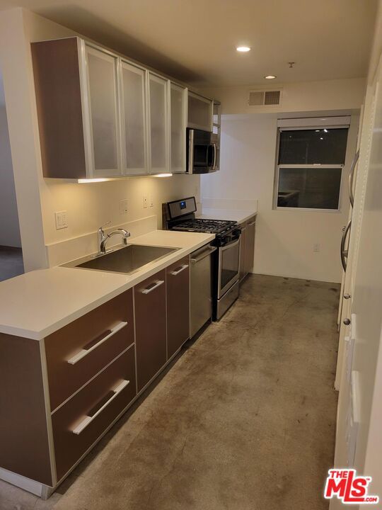 5806 Waring Avenue, Los Angeles CA: https://media.crmls.org/mediaz/59b71006-0636-42d9-b162-ee24913e68dc.jpg