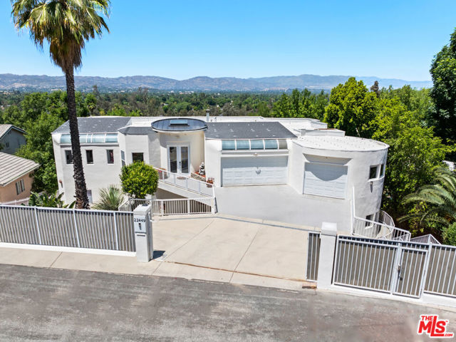 22449 Cass Avenue, Woodland Hills CA: https://media.crmls.org/mediaz/59b837de-1d60-4718-8668-1022fe8e46a5.jpg