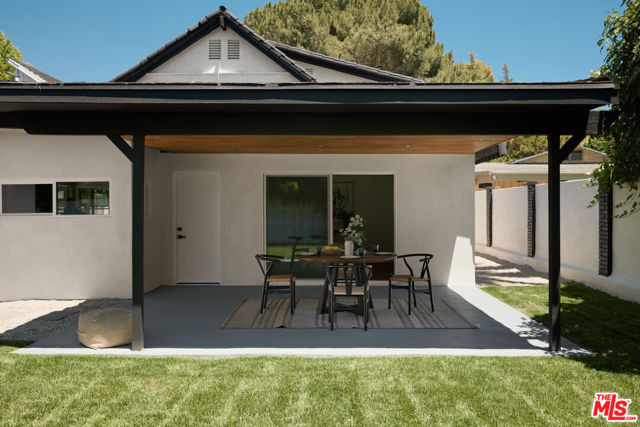 5271 Woodlake Avenue, Woodland Hills CA: https://media.crmls.org/mediaz/59b843e5-8974-4b39-a355-e6fd083914e1.jpg