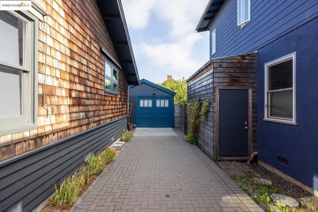 1334 Derby St, Berkeley CA: https://media.crmls.org/mediaz/59b8aac9-7541-4b75-bd51-d92287a9e4ec.jpg