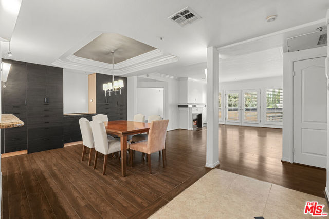 5224 Zelzah Avenue, Encino CA: https://media.crmls.org/mediaz/59ba68a4-16c1-4546-ac13-7f85e6f969c9.jpg