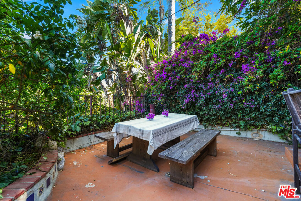 https://media.crmls.org/mediaz/59bb4f38-e95f-4b56-ac0c-b401897689d4.jpg?preset=X-Large