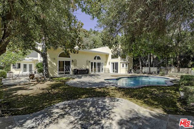 2250 Betty Lane, Beverly Hills CA: https://media.crmls.org/mediaz/59bbf02c-baf7-46b5-bce2-39fc08ec2a06.jpg