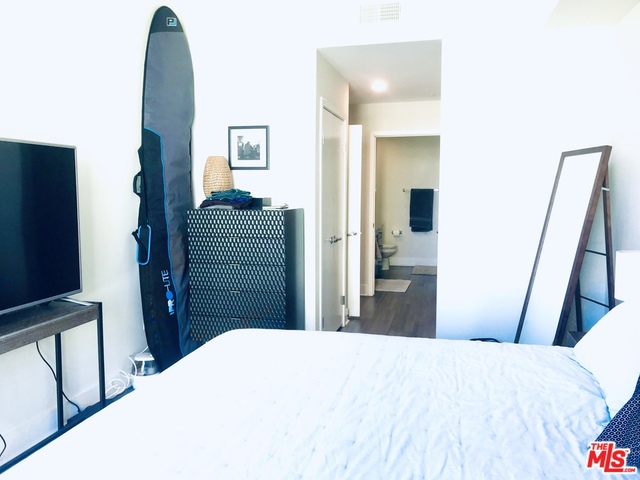 https://media.crmls.org/mediaz/59bcbdfd-df3a-46fd-8741-ae1cd8824ba6.jpg?preset=X-Large