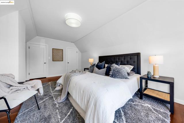 5605 Picardy Dr, Oakland CA: https://media.crmls.org/mediaz/59bce3b4-3db6-4765-8219-c8372122aa38.jpg