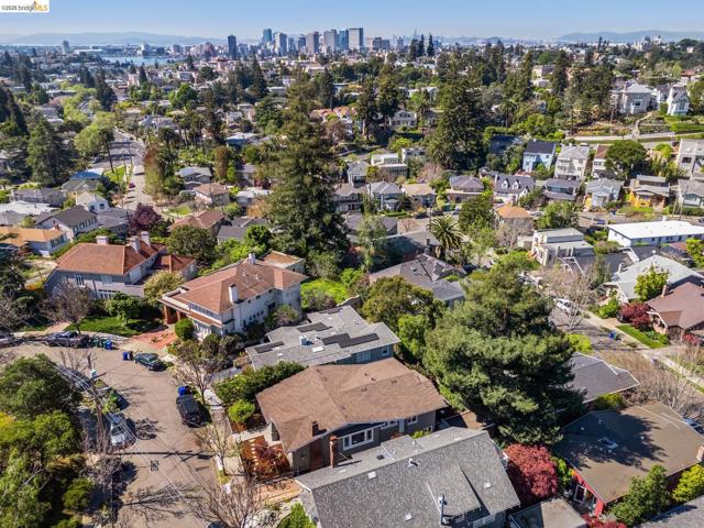 21 Portsmouth Road, Piedmont CA: https://media.crmls.org/mediaz/59bd0085-7ae1-412c-92f3-3b5be955ca28.jpg