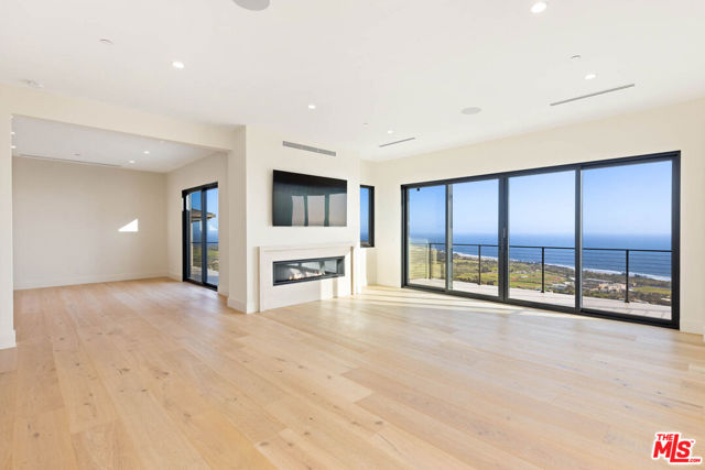 5366 Horizon Drive, Malibu CA: https://media.crmls.org/mediaz/59be3e03-bf91-4e68-9a5a-6e47937e99b2.jpg
