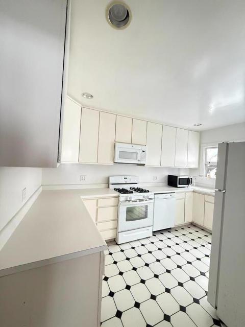 2326 Le Conte Avenue, Berkeley CA: https://media.crmls.org/mediaz/59be6dbc-a701-45a2-912f-92150d899abb.jpg