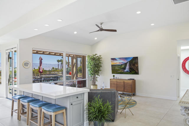 73042 Galleria Court, Palm Desert CA: https://media.crmls.org/mediaz/59c0283a-72b7-437a-875f-368718dfee1d.jpg