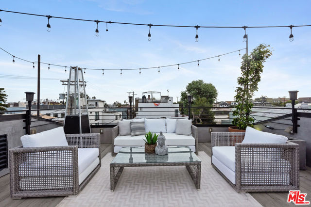 126 Thornton Place, Venice CA: https://media.crmls.org/mediaz/59c0ec0d-4a23-4022-8d4d-7c56814a2657.jpg