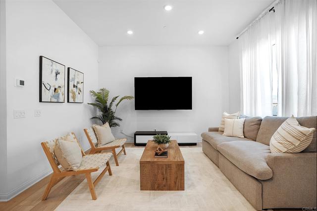 Detail Gallery Image 5 of 39 For 2040 Bluestone Cir, Chula Vista,  CA 91913 - 3 Beds | 2/1 Baths