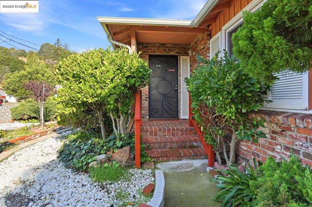 4116 Kentwood Ct, Oakland CA: https://media.crmls.org/mediaz/59c2d463-fc3d-4bab-ad40-59dec58a2bdb.jpg
