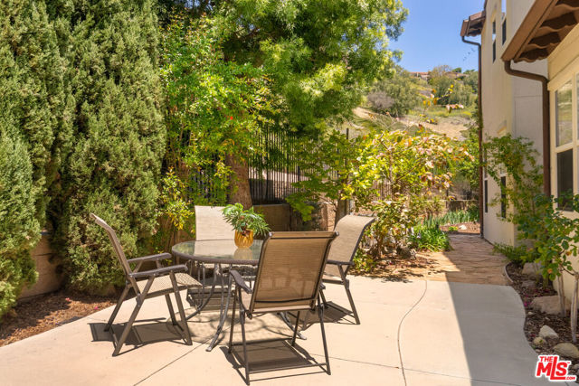 2321 Sunny Point Street, Thousand Oaks CA: https://media.crmls.org/mediaz/59c319c4-3ef2-4029-a770-f633c0cd0773.jpg