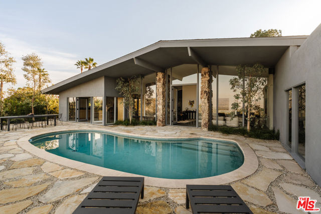 8559 Edwin Drive, Los Angeles CA: https://media.crmls.org/mediaz/59c3f32b-6888-4f29-9465-6b956ff0928a.jpg