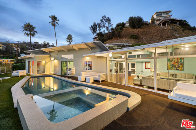 8411 Hollywood Boulevard, Los Angeles CA: https://media.crmls.org/mediaz/59c4240d-afa6-4d3c-9039-37fbbd370b07.jpg