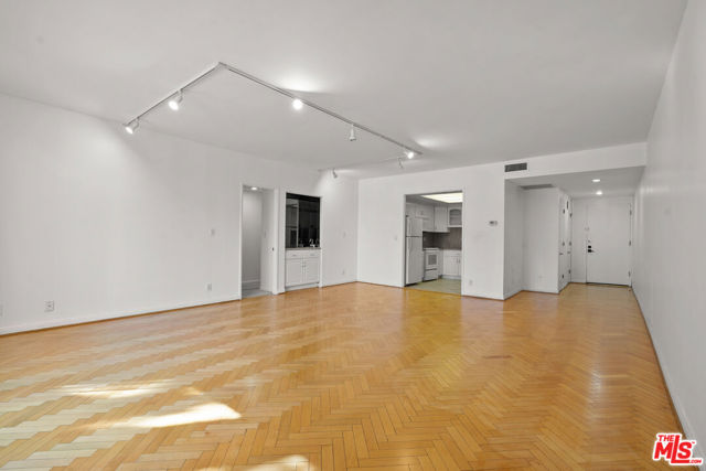 321 S San Vicente Boulevard, Los Angeles CA: https://media.crmls.org/mediaz/59c42f88-c3a6-4334-9fe5-7c8259fa595e.jpg
