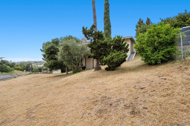 1973 Kinross Ct, Escondido CA: https://media.crmls.org/mediaz/59c727f0-d309-463e-b5be-4e76ac0308a1.jpg