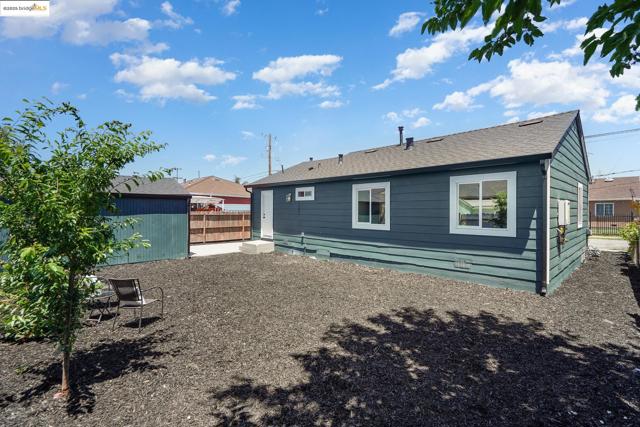 278 Cairo Rd, Oakland CA: https://media.crmls.org/mediaz/59c72f07-2374-477b-883f-6f7da0eba5b4.jpg