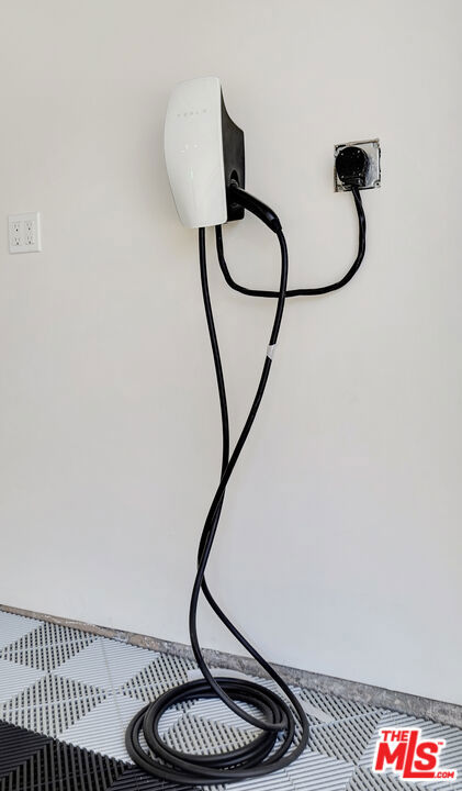 23153 Gonzales Drive, Woodland Hills CA: https://media.crmls.org/mediaz/59c86164-9205-492b-b2d4-2b56e00b5372.jpg