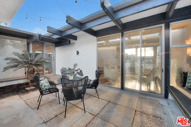 3804 Duray Place, Los Angeles CA: https://media.crmls.org/mediaz/59c91334-4b26-466b-8d55-5b8ee511d4fe.jpg