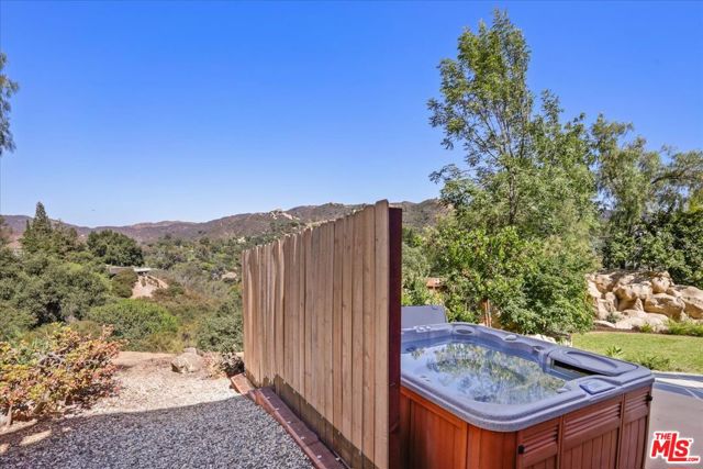 1746 Deerhill Trail, Topanga CA: https://media.crmls.org/mediaz/59c9728f-7158-49ff-87a0-2f113699f538.jpg