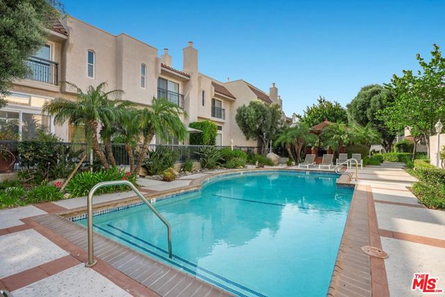 5333 Zelzah Avenue, Encino CA: https://media.crmls.org/mediaz/59c9d378-e51c-4ca0-b370-d449493bf1e7.jpg